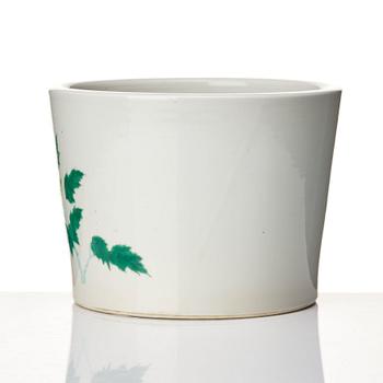 A famille rose scroll pot/flower pot, late Qing dynasty/early 20th Century.