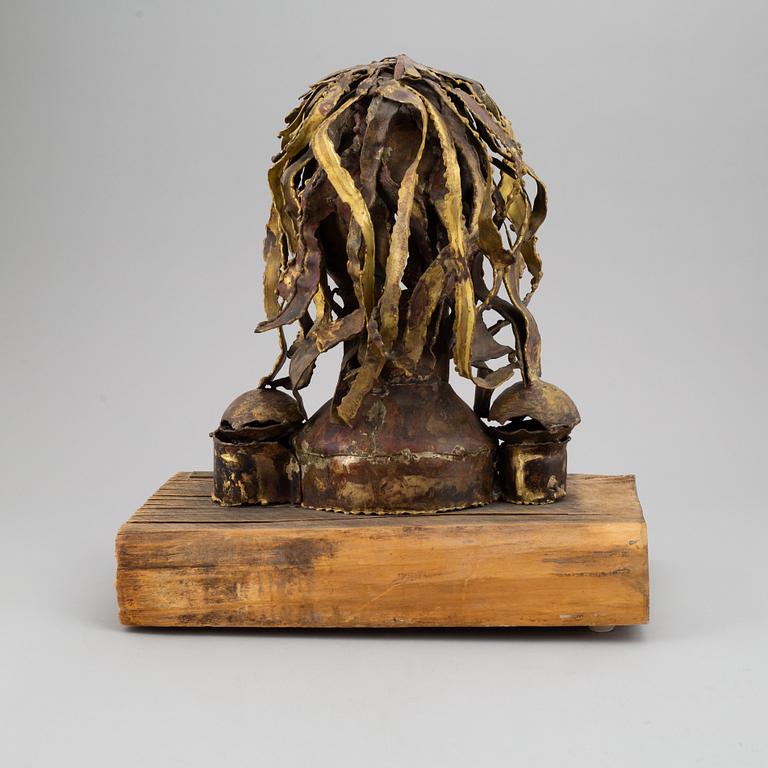 A signed sculpture by Claes E. Giertta.