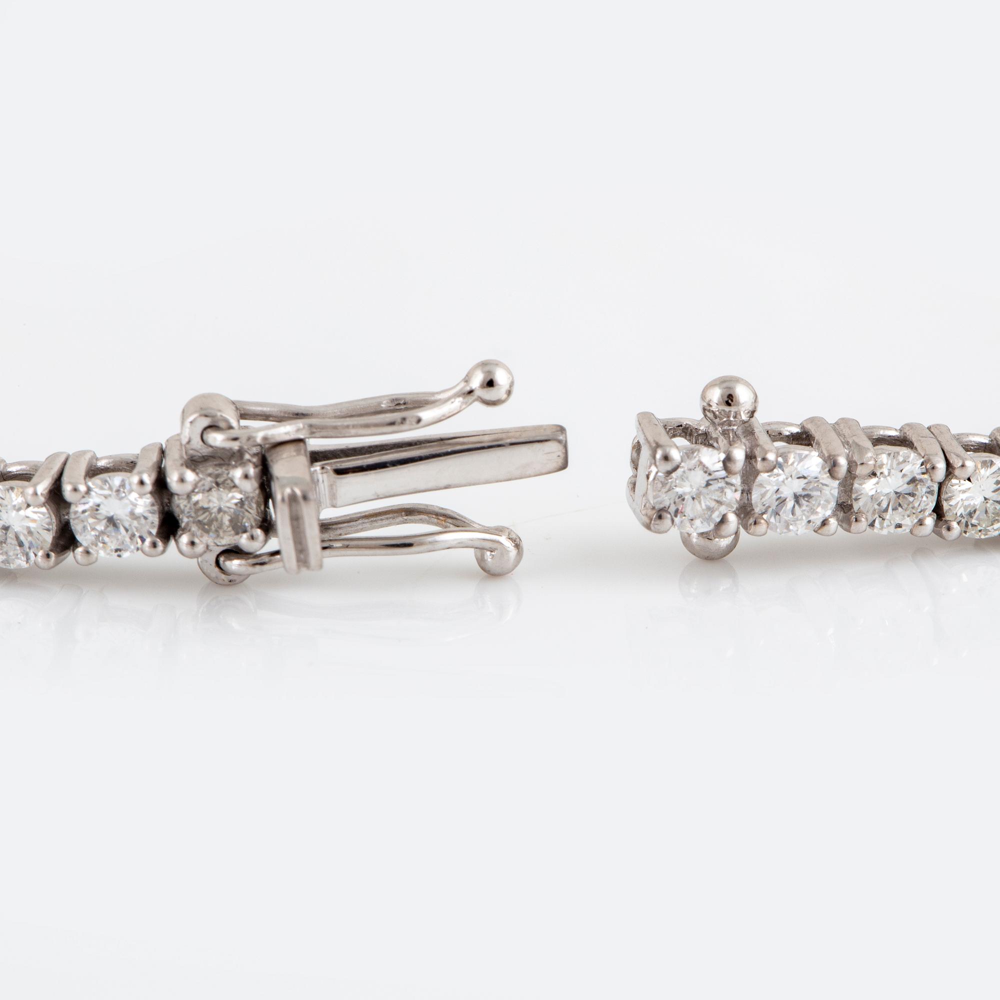 Brilliant-cut diamond tennis bracelet.