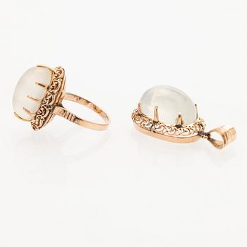 Ring and pendant in 14K gold with cabochon-cut moonstones.