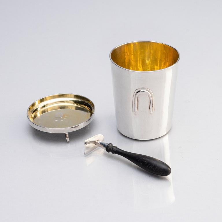 A Swedish parcel-gilt silver shaving cup, marks of Pehr Zethelius, Stockholm 1800.