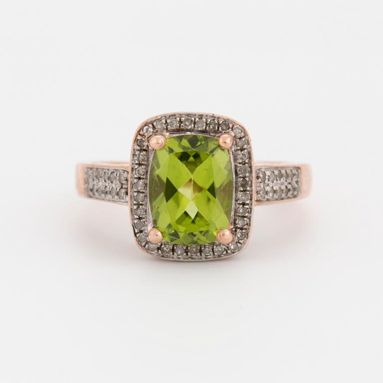 RING med checkerslipad periodot och briljantslipade diamanter.