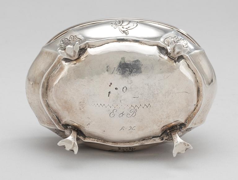 SOCKERSKRIN, silver, av Gustaf Stafhell d ä. Stockholm 1755. Rokoko. 240g.