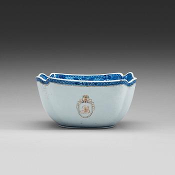 435. A famille rose and underglaze blue bowl, Qing dynasty, Qianlong (1736-95).