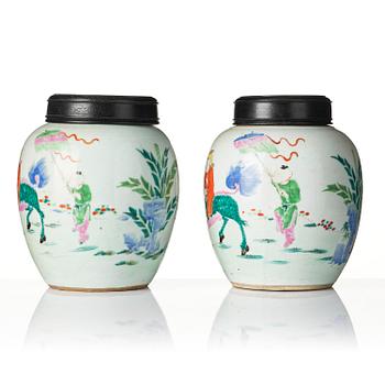 Urnor, ett par, porslin. Qingdynastin, 1800-tal.