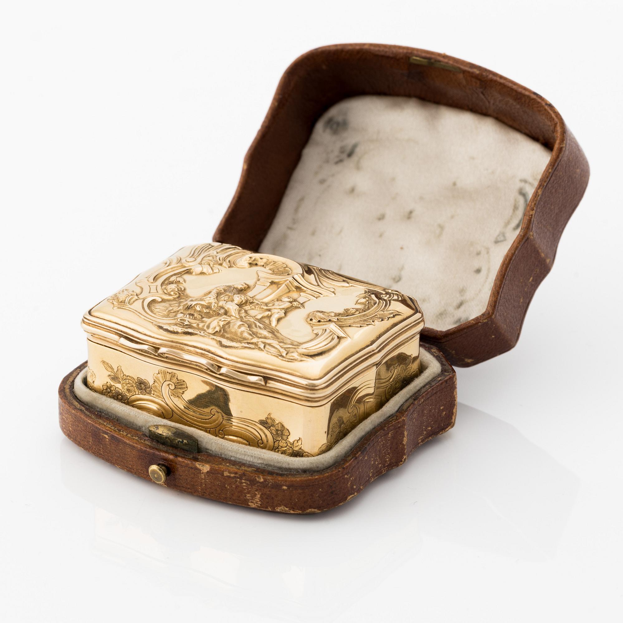 Dosa, 18K guld med miniatyr i gouache inuti locket, 1700-tal, såld av Bolin & Jahn, S:t Petersburg, ca 1840.