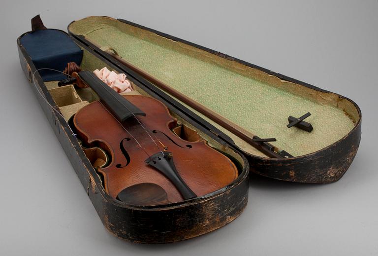 VIOLIN, i fodral, sekelskiftet 1800/1900.