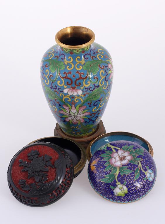 VAS SAMT DOSOR, 2 st, cloisonné samt trä, Kina, 1900-tal.