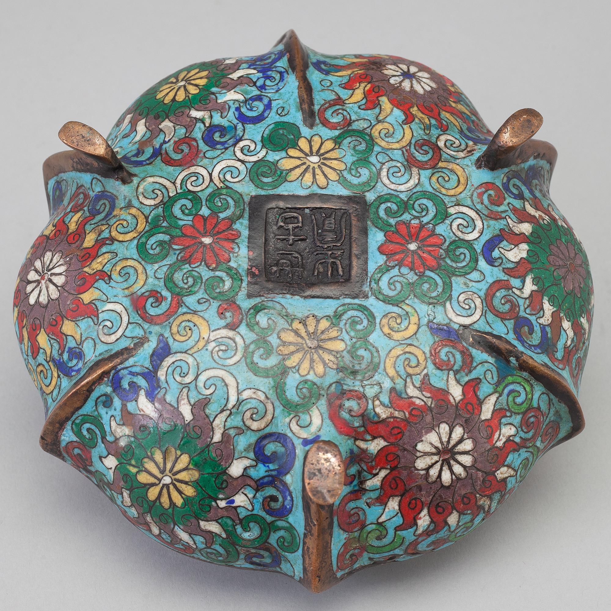 A Chinese cloisonné incense burner, early 20th century.
