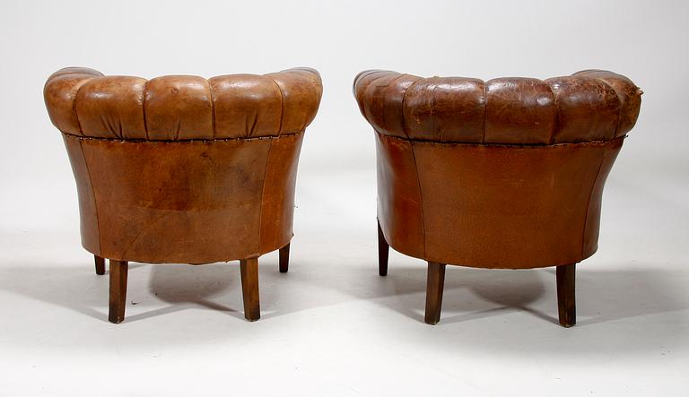 FÅTÖLJER, ett par, Chesterfieldmodell. 1900-talets början.