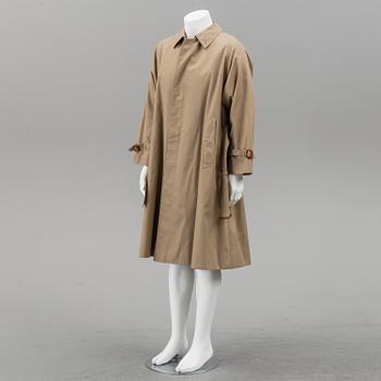 BURBERRY, a trench coat with lining, size 50.