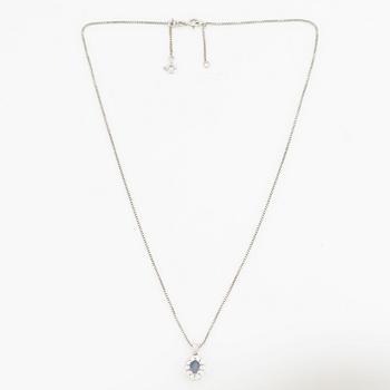 Pendant with 18K gold chain featuring a sapphire and round brilliant-cut diamonds.