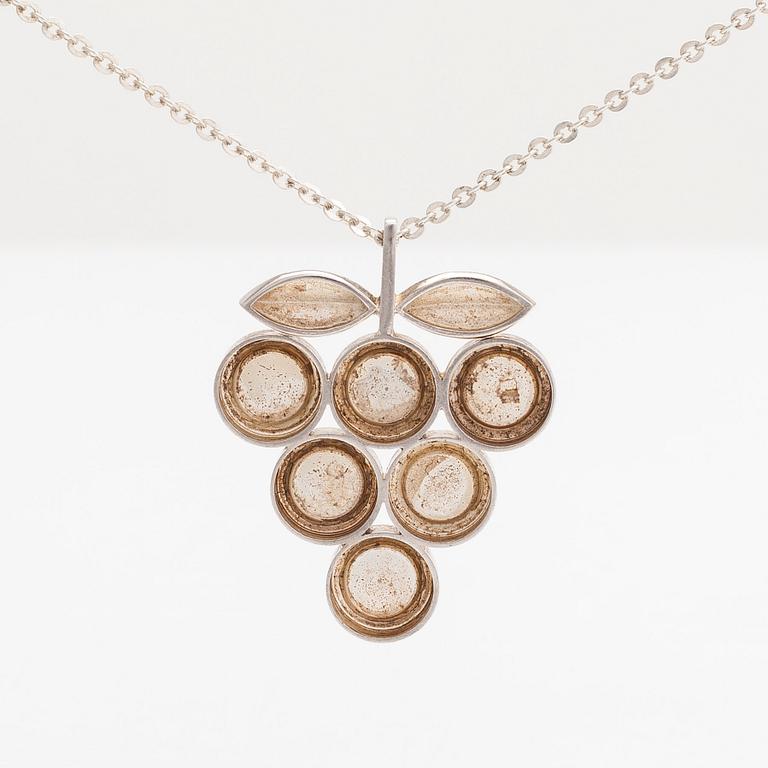 Nanny Still, Halsband, sterlingsilver och titan. Kultakeskus, Tavastehus 1976.