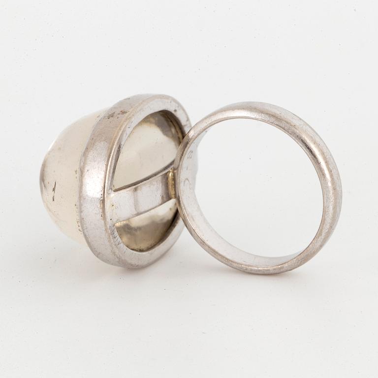 Cabochon-cut moonstone ring.