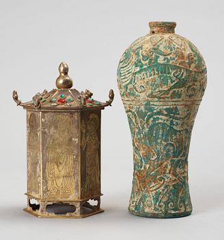 RELIKSKRIN samt VAS. glas, mässing. Kina 1900-tal.