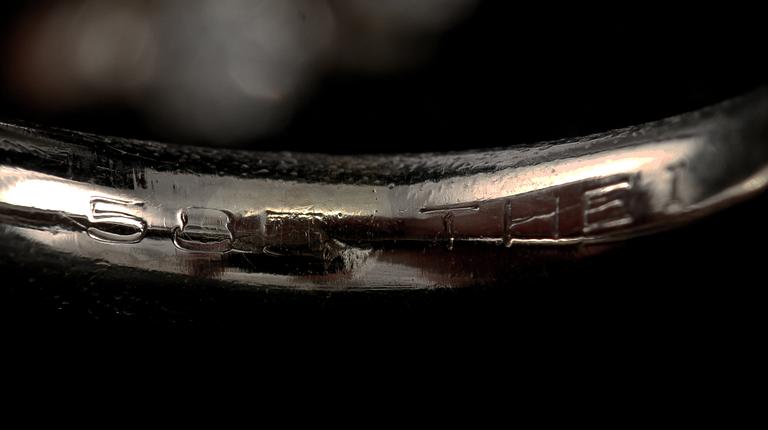 RING, 14k vitguld med 5 briljantslipade och en navettslipad diamant. Vikt 13,7 g.