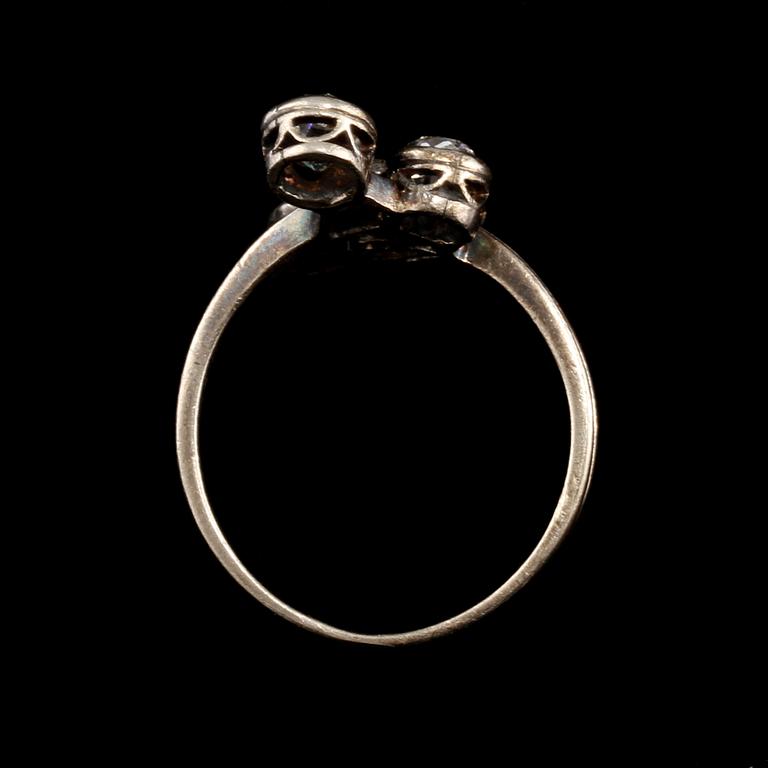 RING, silver med 5 äldre briljantslipade diamanter totalt ca 1.10 ct. Vikt 3 g.