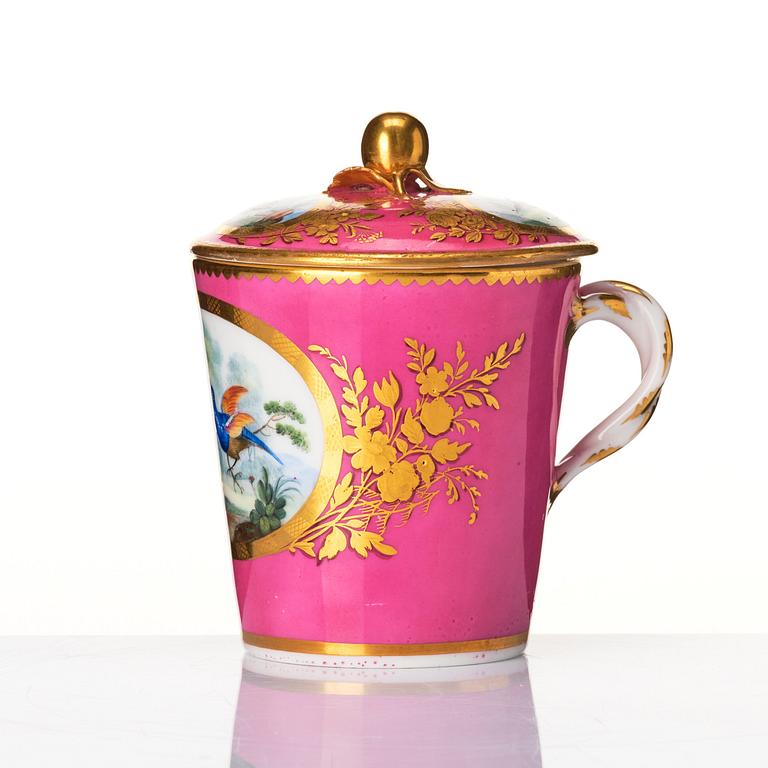 Trembleuse med kopp och lock, mjukt porslin. Frankrike, "Sèvres", 1800-tal.