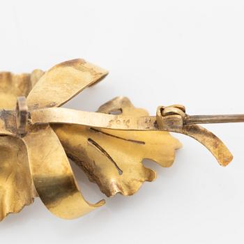 Brosch 18K guld i form av blomma med en pärla.