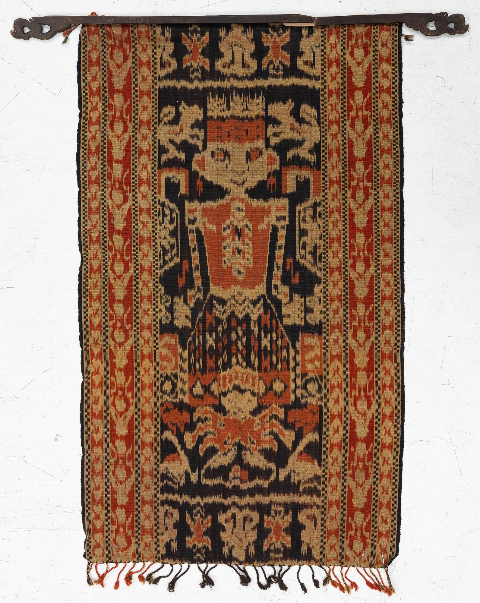 A semi-antique Sumba Ikat Hinggi, Indonesia. Ca 98 x 57 cm.