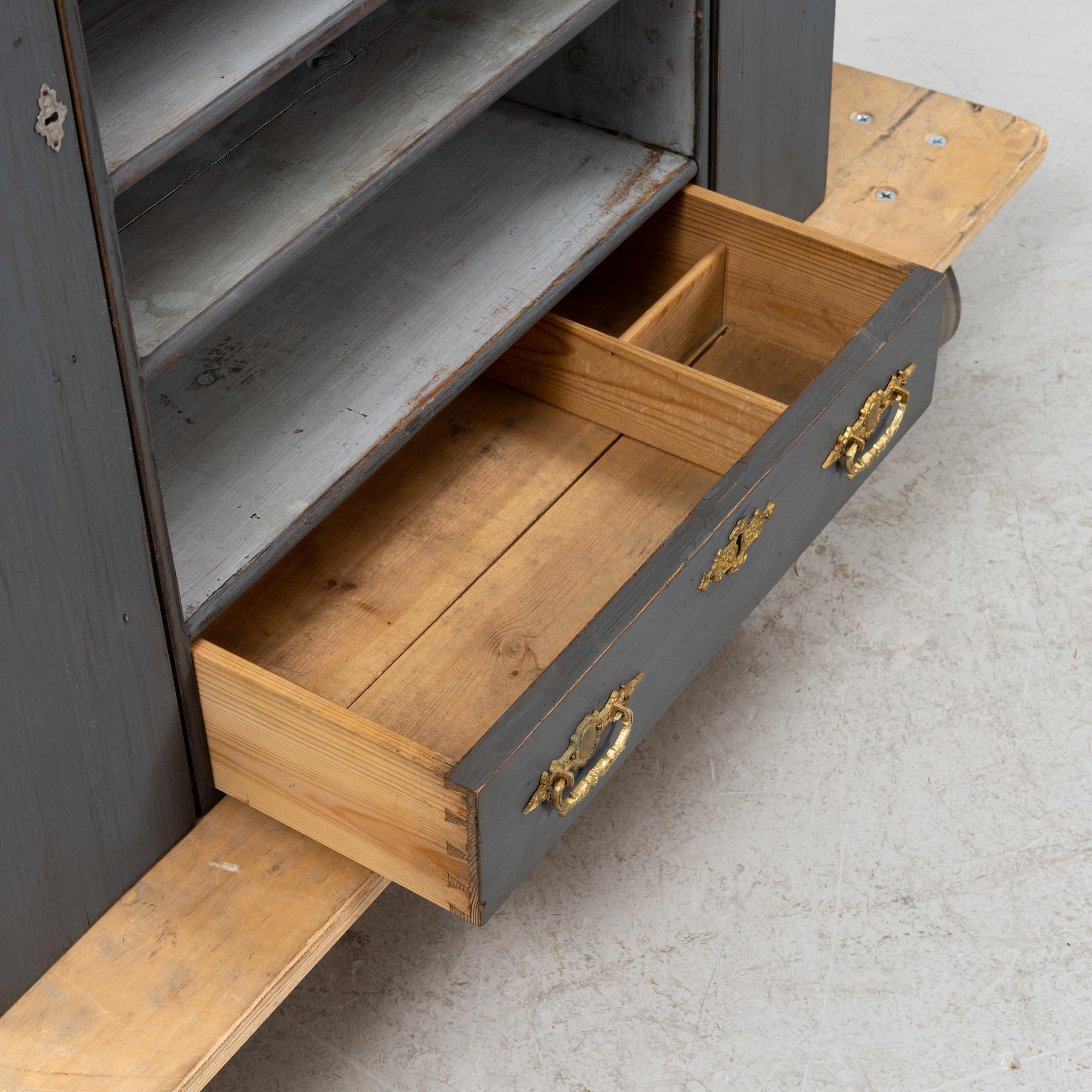 Väggskåp, omkring år 1900.