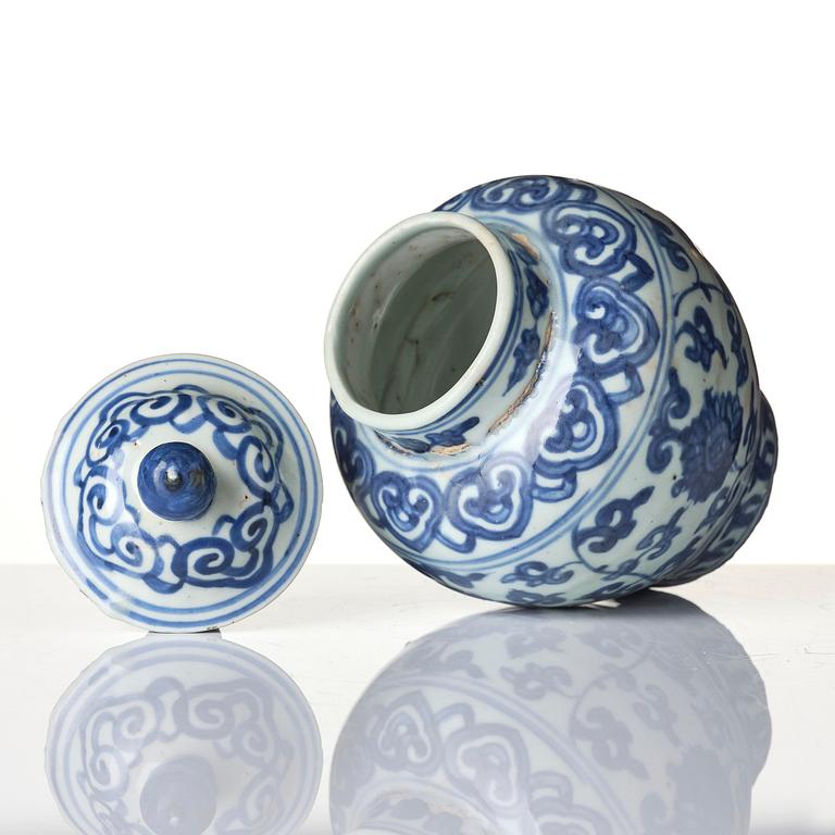 A blue and white jar, Ming dynasty, Jiajing (1522-1566).