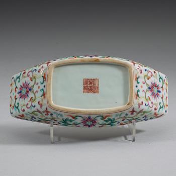 TEBÅT, porslin. Qingdynastin, Jiaqing mark and period (1796-1820).