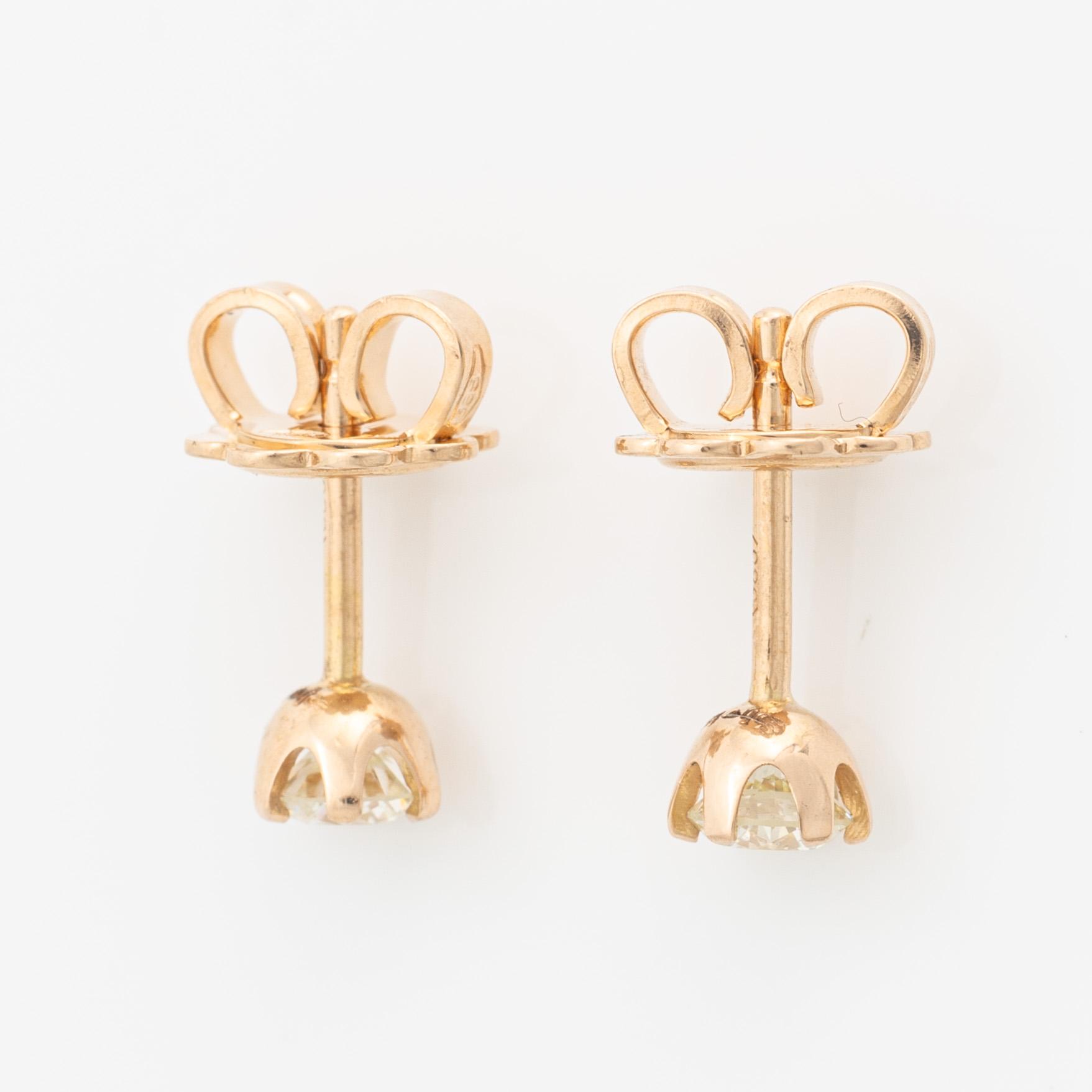 Earrings with brilliant-cut diamonds.