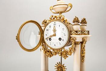 BORDSPENDYL, Planchon, Paris, Louis XVI-stil, omkring 1900.