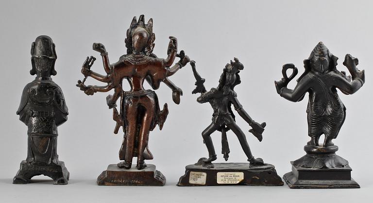 FIGURINER, 4 st, mässing resp järn, Indien. 1900-talets andra hälft.