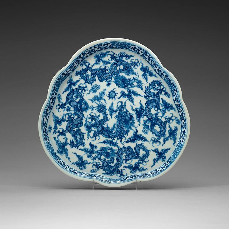 A blue and white tray, Qing dynasty, 19th Century.