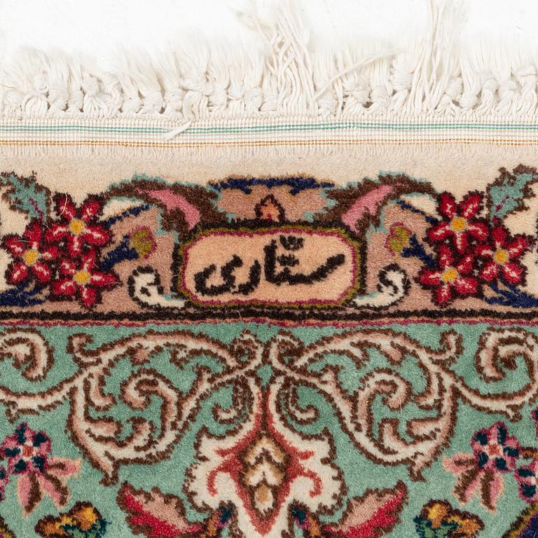 A Tabriz carpet, c. 292 x 210 cm.