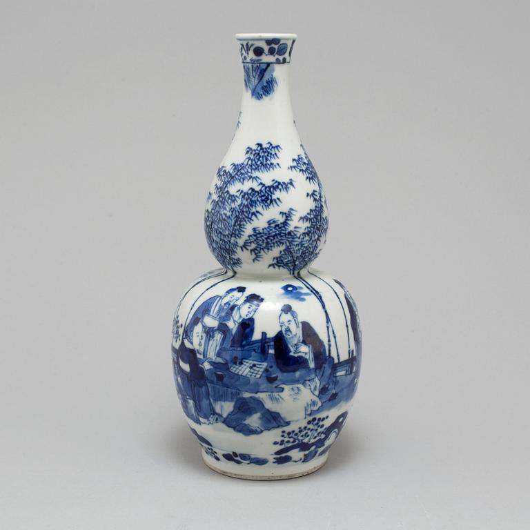 A late 19th century Chinese porcelain vase, Qing dynasty.