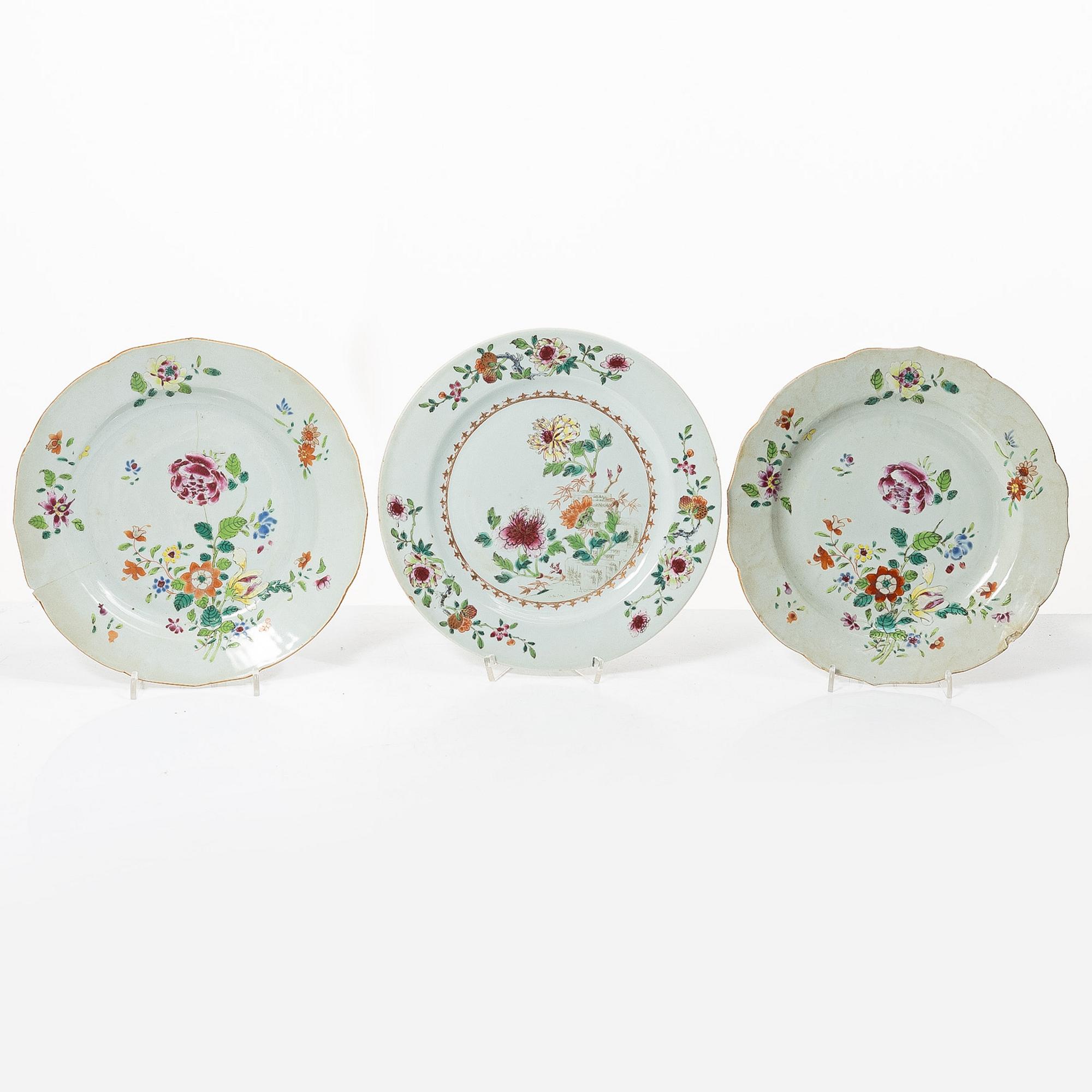 17 Famille Rose export porcelain plates, China, Qianlong (1736-95).