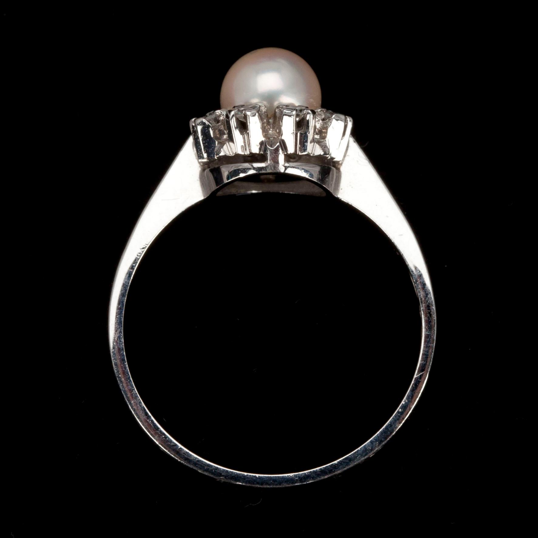 RING ja ÖRHÄNGEN, vitguld 14K, pärlor med briljantslipade diamanter. Vikt tot. 5,6 g.