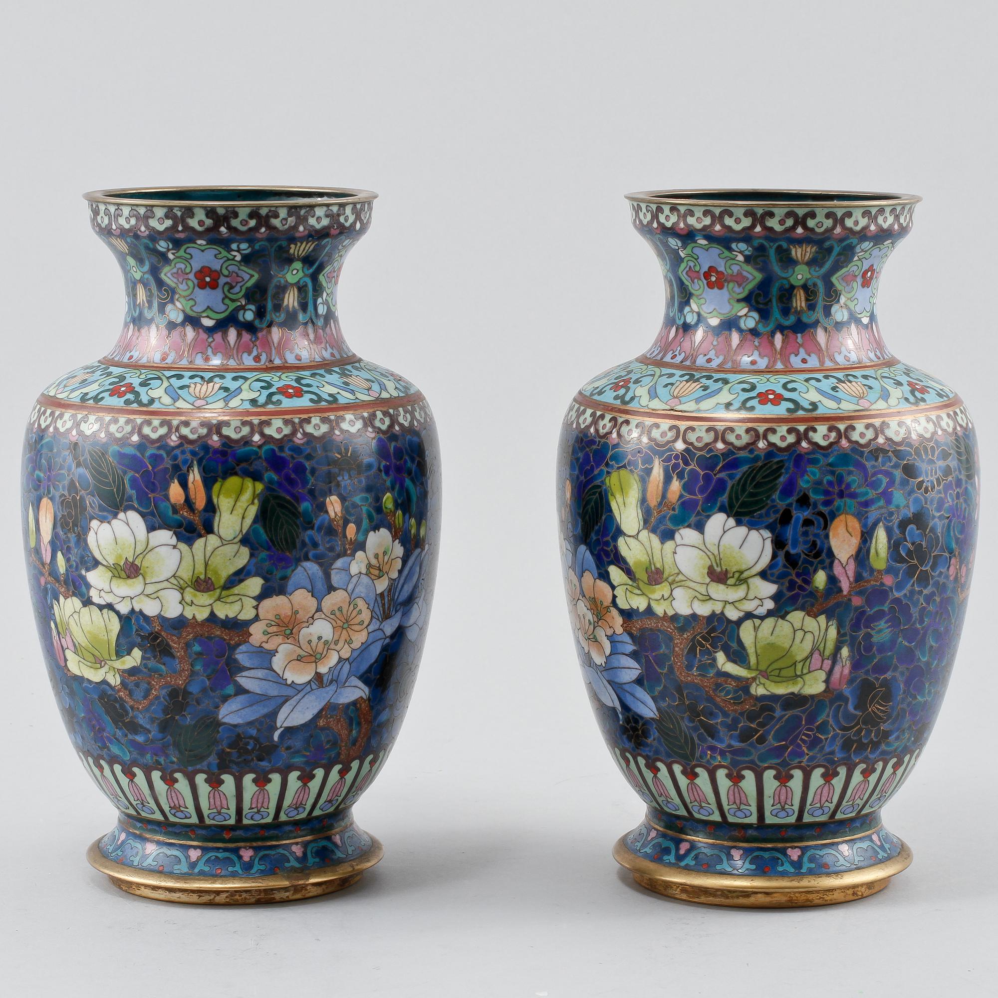 VASER, ett par, cloisonné, 1900-talets andra hälft.