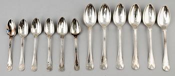 DESSERTSKEDAR, 6 st, samt TESKEDAR, 6 st, snarlika, silver, 1800-tal. Vikt ca 333 g.
