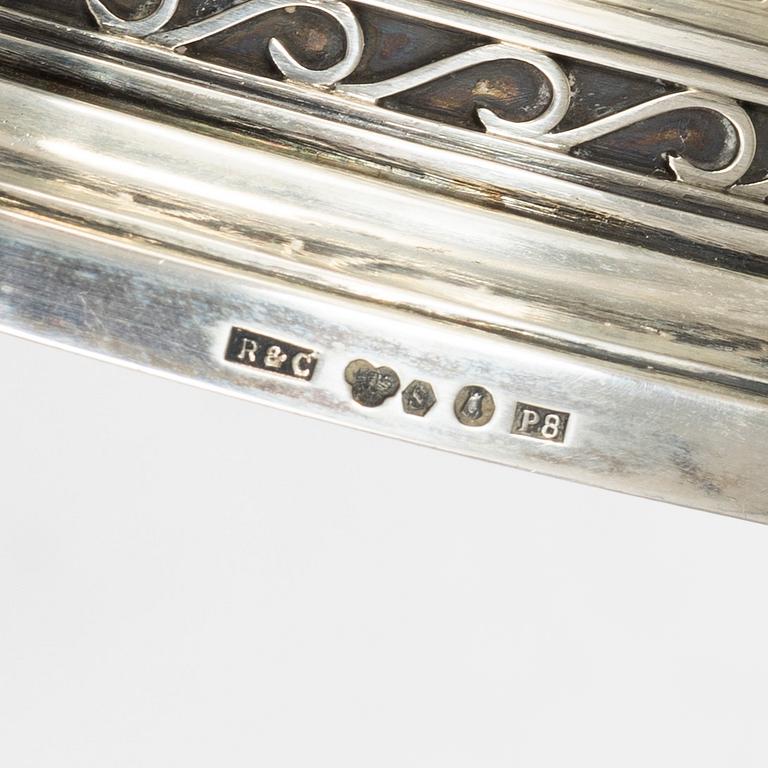 Eric Råström, lockskål, silver, Stockholm 1917, samt sked, J E Skreij, Falun 1927.