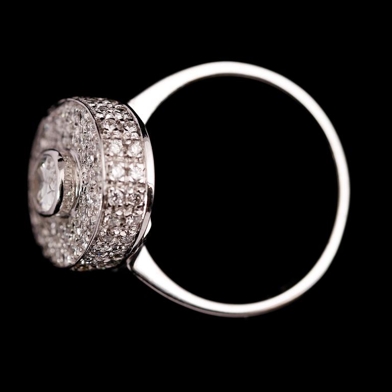 RING, 18 k vitguld, briljantslipade diamanter tot ca 1.95 ct.