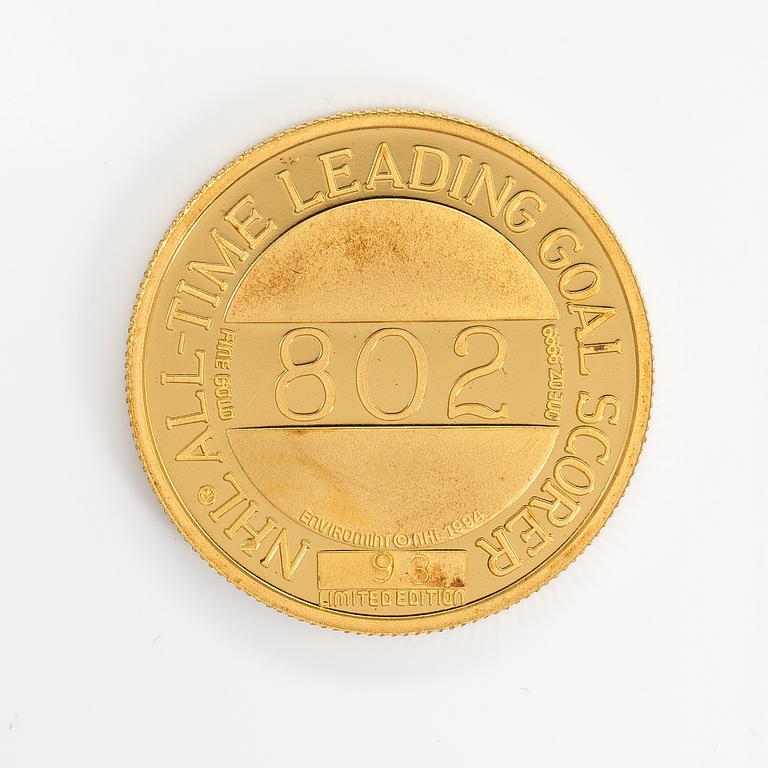 Commemorative medallion, Wayne Gretzky, 24K gold, no. 93/194.