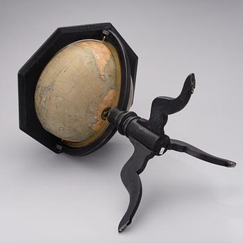 GLOB, C.Adamis "Erdglobus" H.Kiepert, Berlin, B.Reimer, 1882.