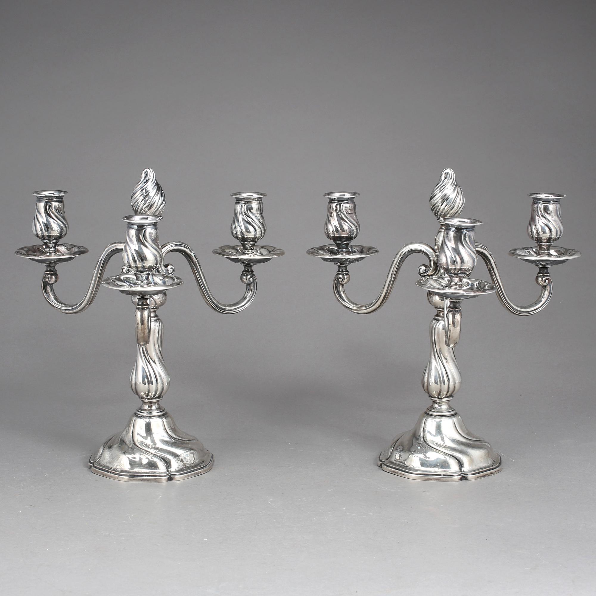 KANDELABRAR, ett par, silver, rokokostil, med svenska kontrollstämplar, 1900-talets första hälft.