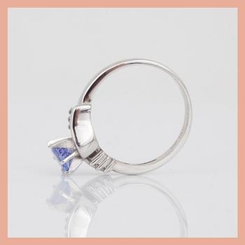RING, 14K vitguld med rundslipad tanzanit, ca 0,55 ct och baguetteslipade diamanter, tot ca 0,21 ct. Total vikt 3,95 g.