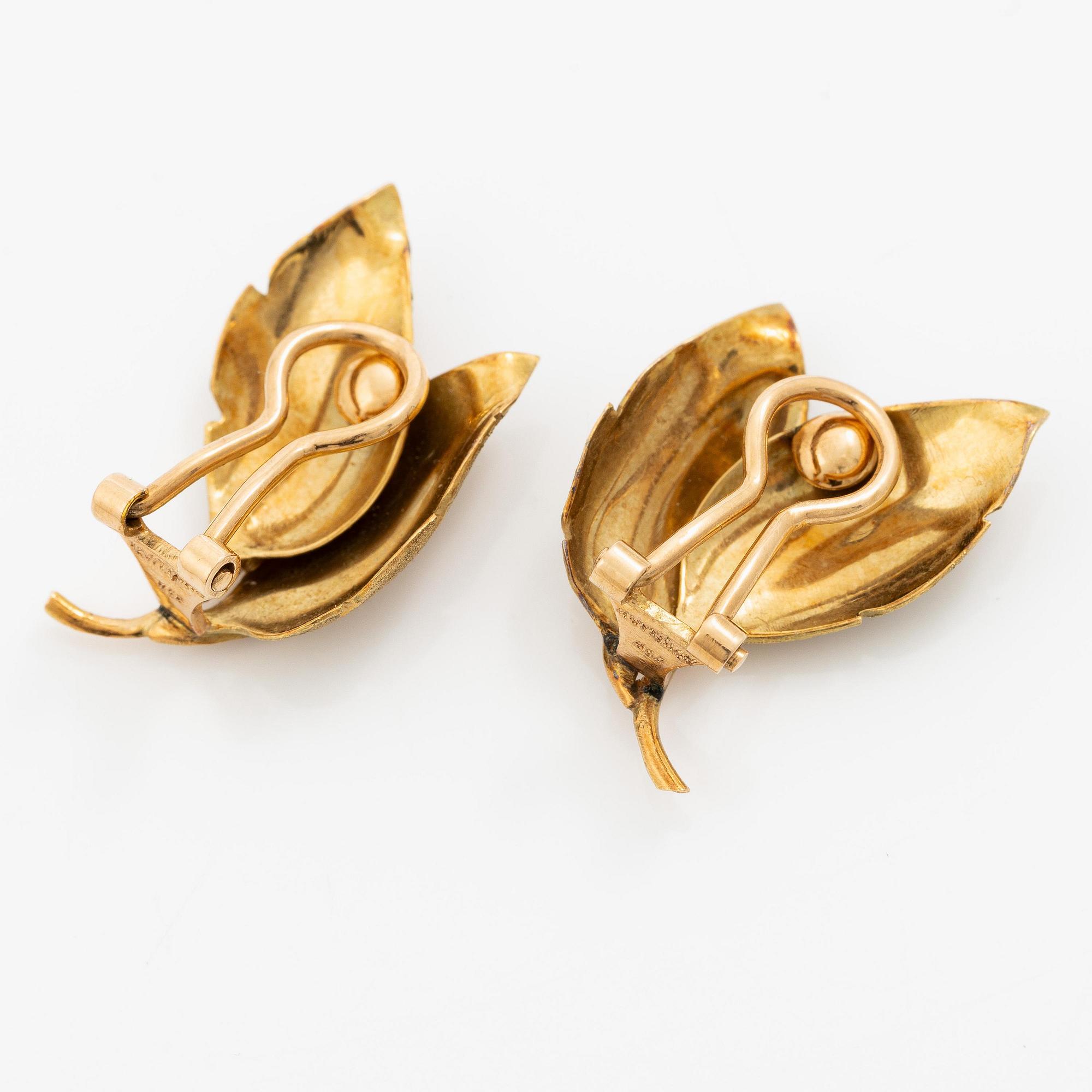 Buccellati ett par örhängen i form av löv 18K guld.
