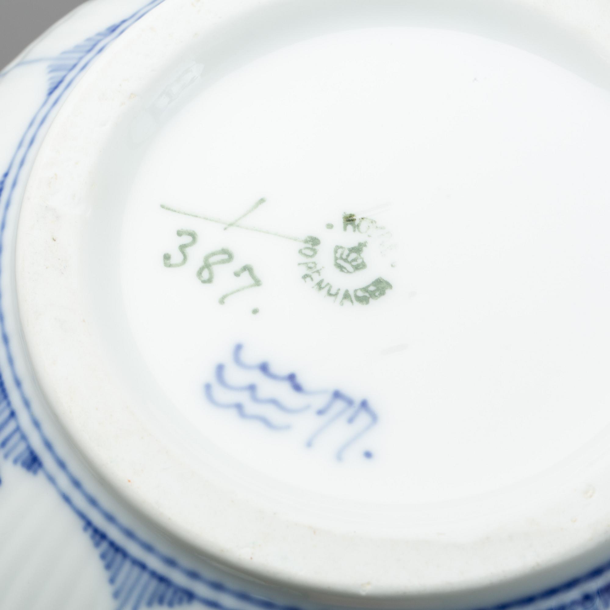 SERVISDELAR, ca 103 delar, "Musselmalet", Royal Copenhagen, porslin, 18/1900-tal.