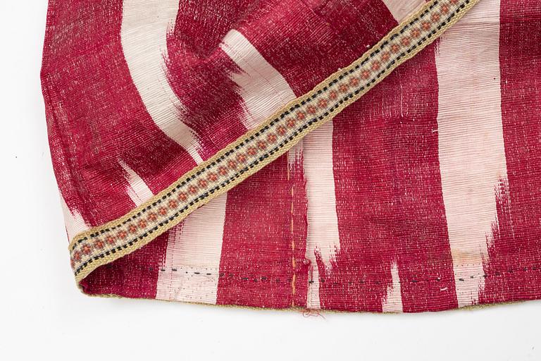 A silk and cotton Chapan, Ikat silk and cotton, Centralasien, 1880s.