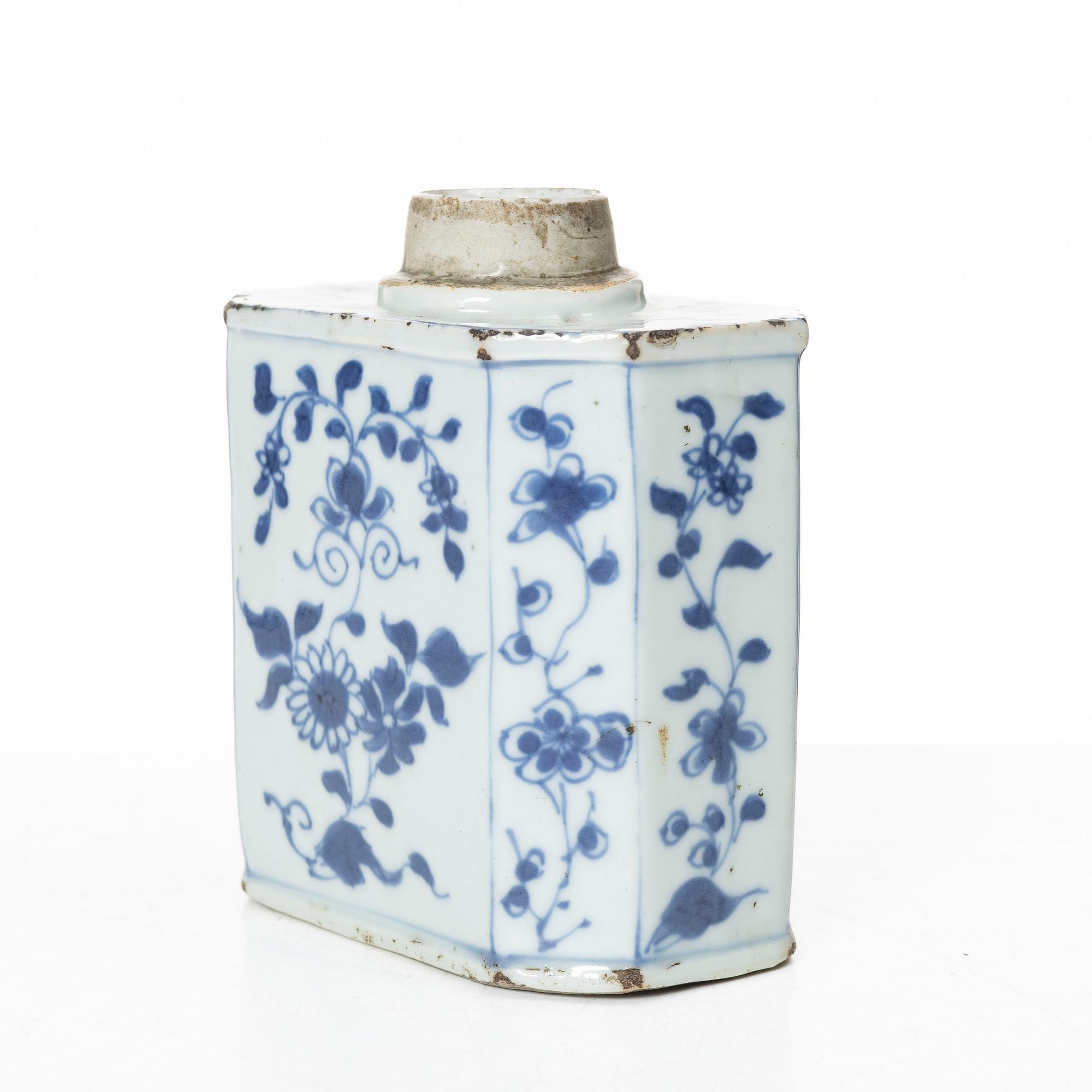 A blue and white tea caddy, Qing dynasty, Kangxi (1662-1722).
