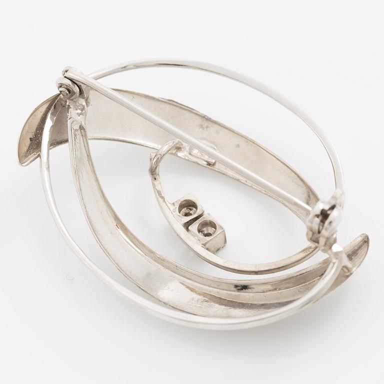 Brooch 18K white gold with two octagon-cut diamonds.