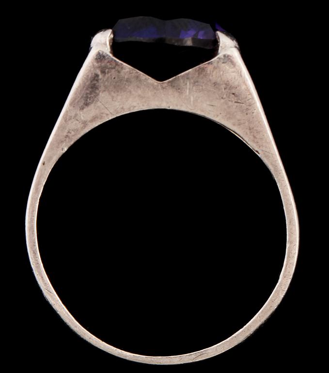 RING, silver med fasettslipad lila pastesten, Bengt Hallberg, Köping, 1963. Vikt 5 g.