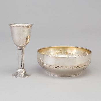 ANDERS ULRIK WAHLBERG, skål, silver, jugend, Gävle, 1913 samt FIRMA K ANDERSON, vinkalk, silver, Stockholm, 1911.